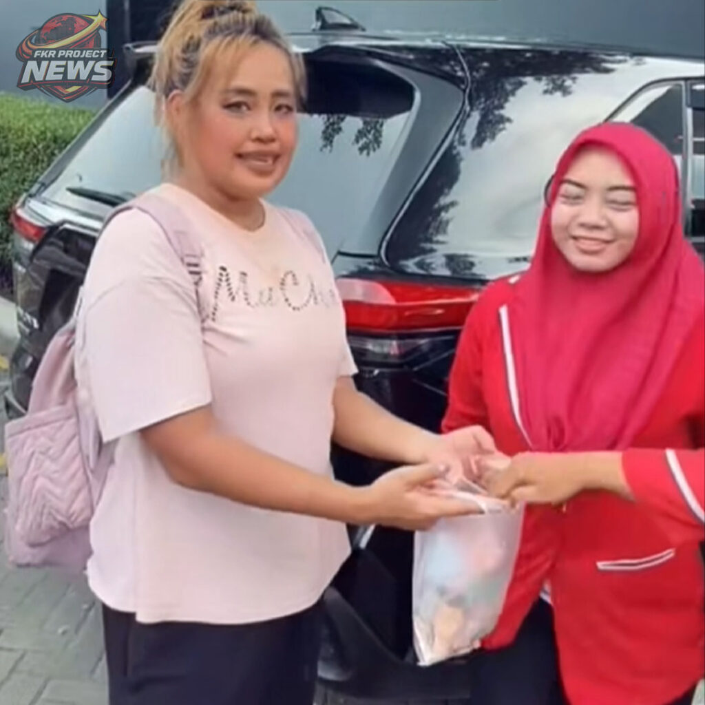 OGAH FOTO GRATISAN! Pinkan Mambo Todong Fans Pakai Kantong Kresek, Langsung Tanya ‘Duitnya Mana?